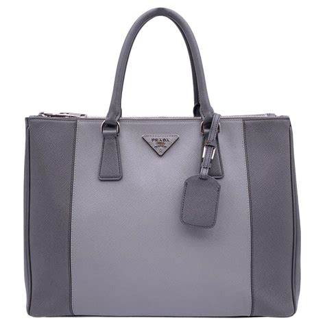 Prada Bolsos de mano y monederos vintage: 477 en venta en 